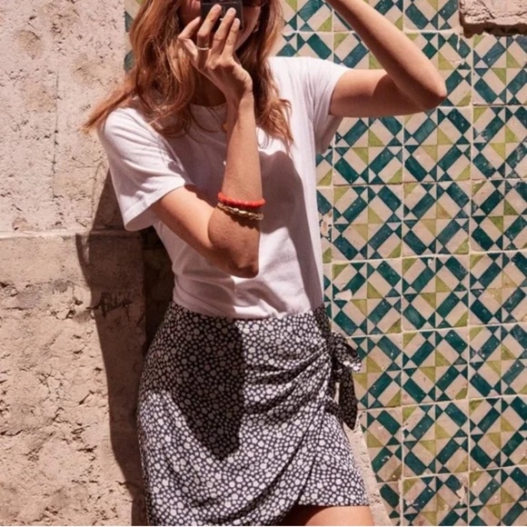 Sézane Floral Wrap Skort – Navy & White Daisies – Size 36 - Picture 6 of 7